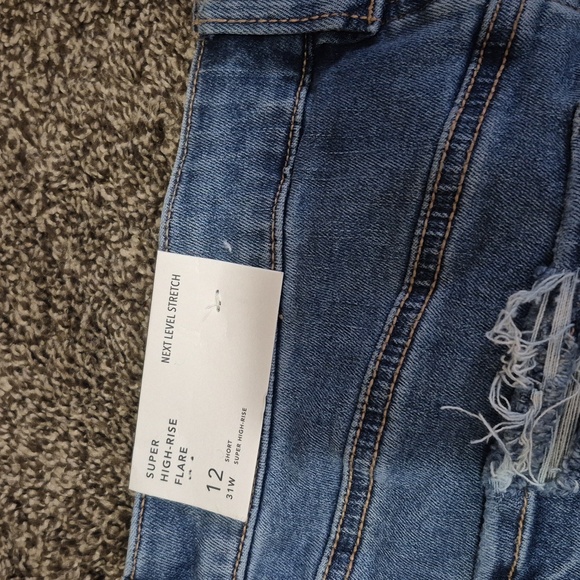NWT American Eagle Super High-Rise Destroyed Flare Jeans Size 12 Short - Picture 9 of 9